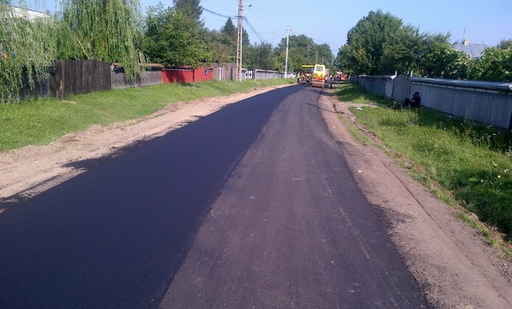 Fonduri de la bugetul local pentru asfaltări în satul Boroaia